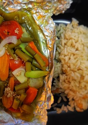 Una foto de Pescado Empapelado Power: Proteína, Verduras y Amor en Cada Bocado