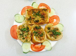 Hình của món Bánh mì Baguette nướng tỏi làm món chay ngày rằm.