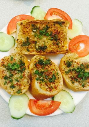 Hình của món Bánh mì Baguette nướng tỏi làm món chay ngày rằm.