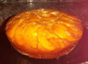 Una foto de Torta invertida de duraznos en almíbar