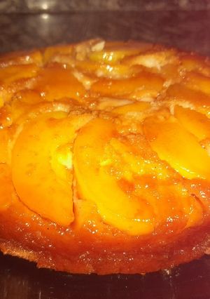 Una foto de Torta invertida de duraznos en almíbar