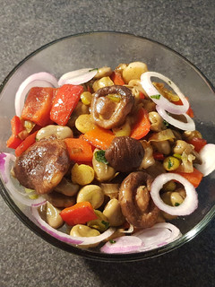 Una foto de Wok de habas y hongos shiitake