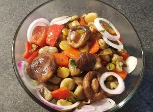 Una foto de Wok de habas y hongos shiitake