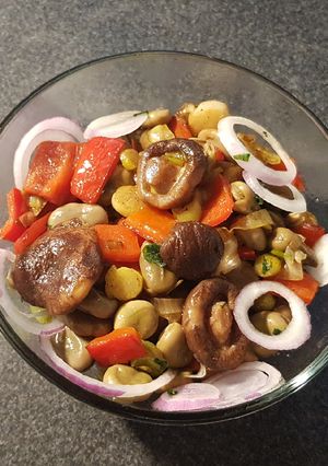 Una foto de Wok de habas y hongos shiitake