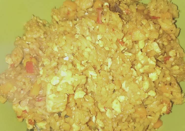 Bagaimana Menyiapkan Nasi goreng ayam sayur Enak Banget