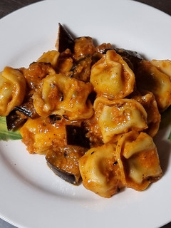 Una foto de Tortellini con berenjenas y sobrasada