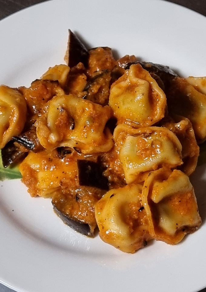 Una foto de Tortellini con berenjenas y sobrasada