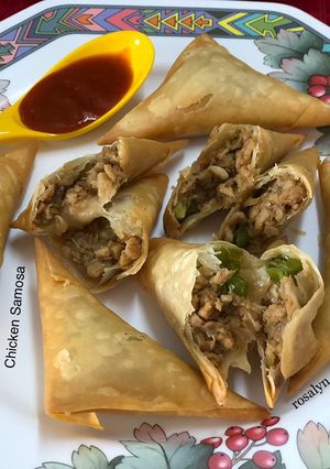 A picture of Chicken Samosa/Chicken Kheema Samosa.