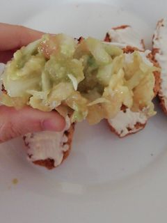 Una foto de Tostas de guacamole casero y huevo