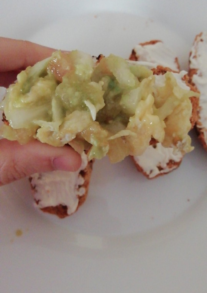 Una foto de Tostas de guacamole casero y huevo
