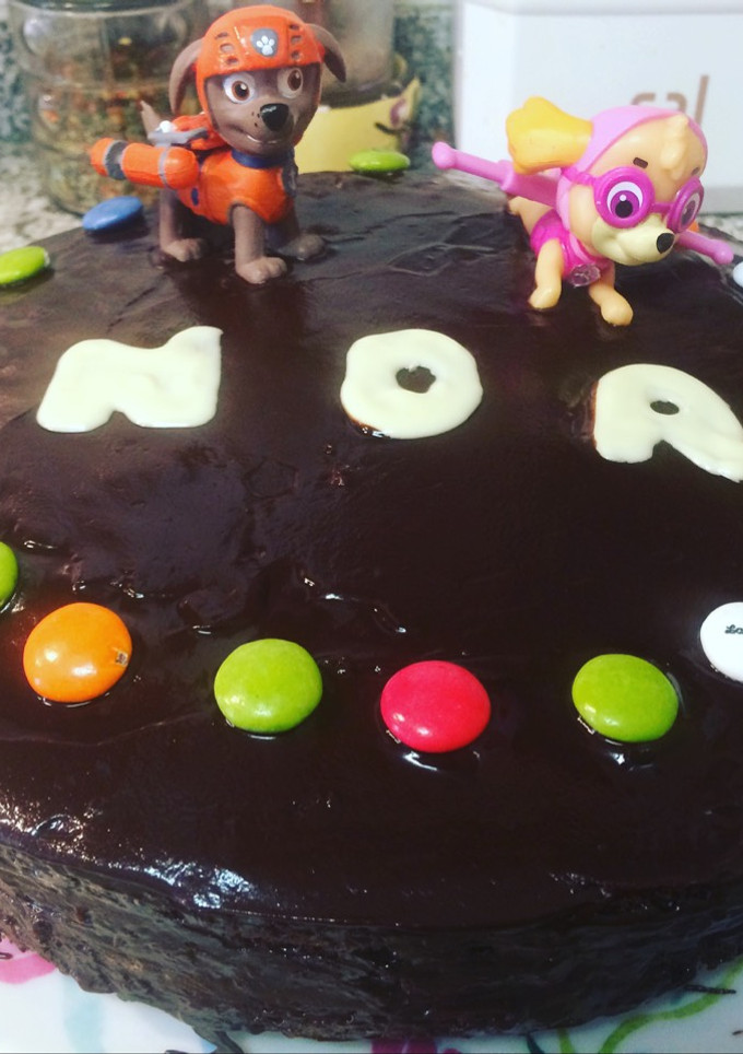 Una foto de Tarta de Zanahoria rellena de nata y recubierta de chocolate