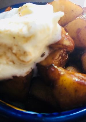 Una foto de Postre express de manzana canela y ron 😋