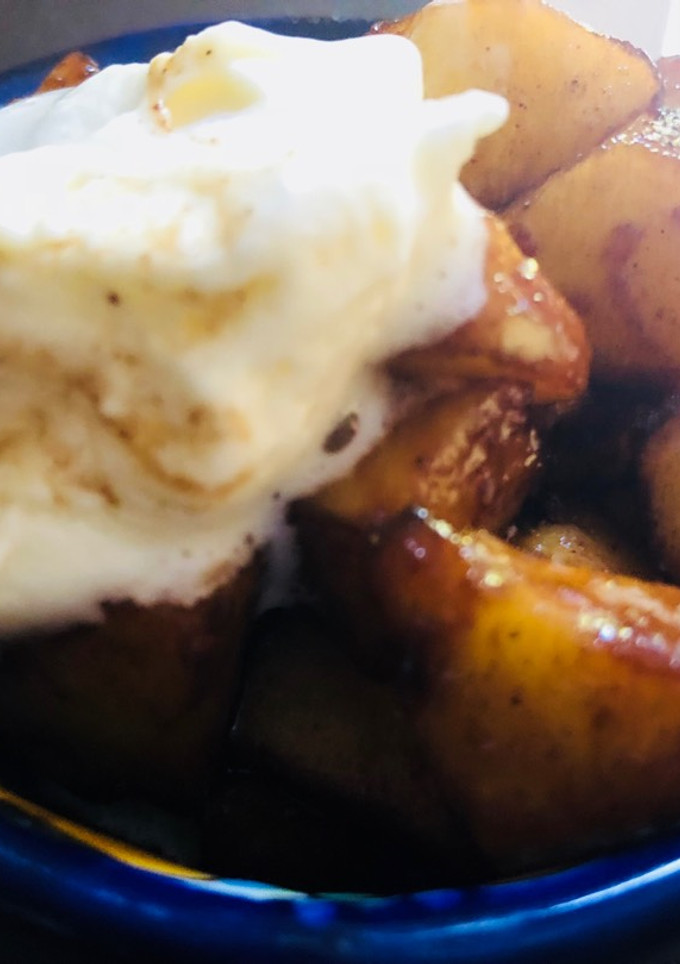 Una foto de Postre express de manzana canela y ron 😋