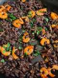 Porotos negros con langostinos