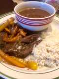 Bistec (Cube Steak) Salteado Con Pimiento y Cebolla