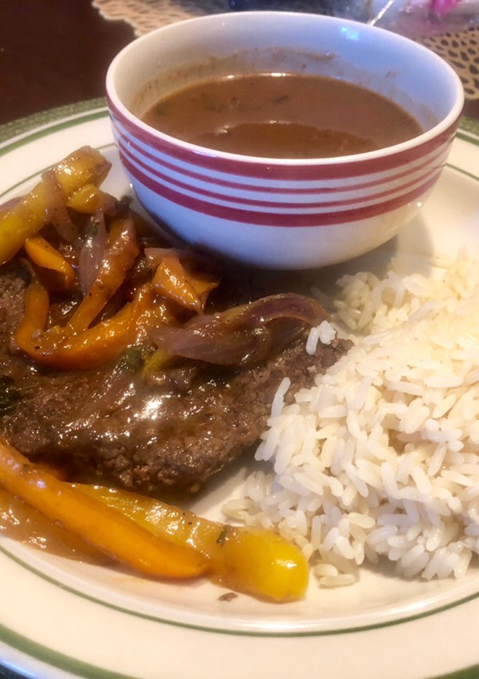 Una foto de Bistec (Cube Steak) Salteado Con Pimiento y Cebolla