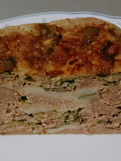 Una foto de Pastel de carne, espinacas y mozzarella