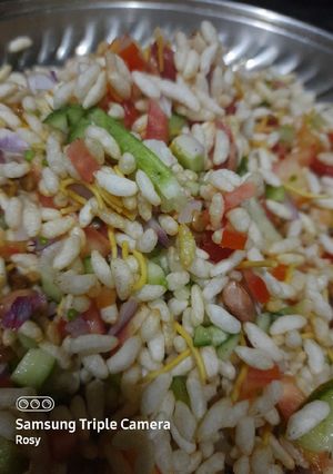 A picture of Bhel puri.
