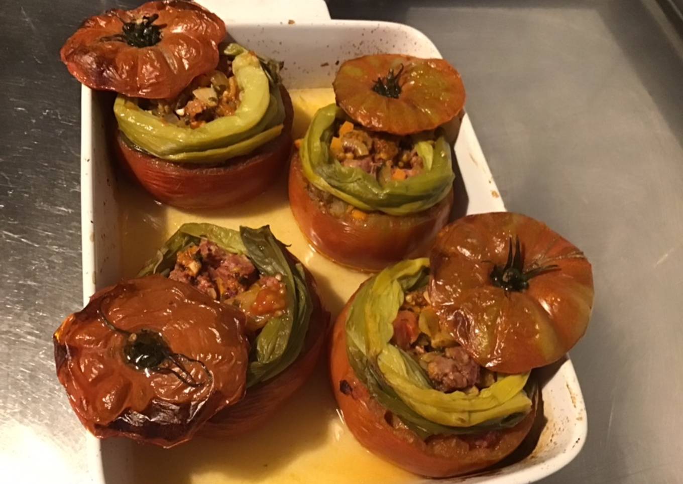 Tomates noires farcies à l élan,oignon et carotte,couronne de poireaux