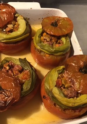 Une photo de Tomates noires farcies à l élan,oignon et carotte,couronne de poireaux