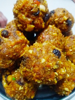 सोंठ ड्राईफ्रूटस लडडू (sonth dry fruit ladoo recipe in Hindi) रेसिपी मुख्य फोटो