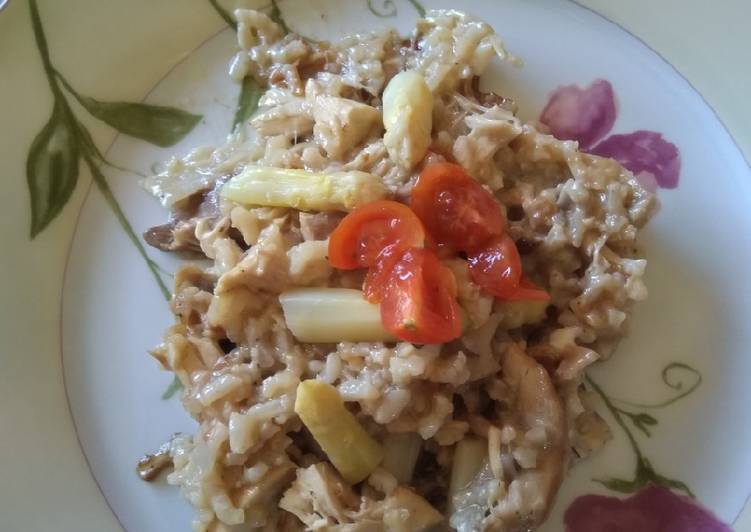 A révélé le secret de la recette Risotto crémeux au poulet et asperges à la maison