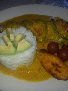 Una foto de Pescado en salsa de coco con guarnición tropical