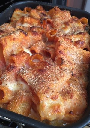 Foto di Pasta al forno sul letto di parmigiana di melanzane