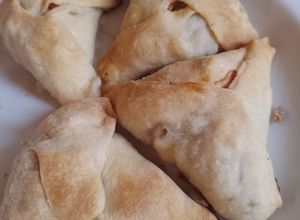 Una foto de Fataier, sfijas (empanadas árabes) de cerdo