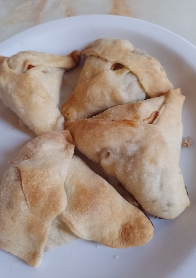 Una foto de Fataier, sfijas (empanadas árabes) de cerdo