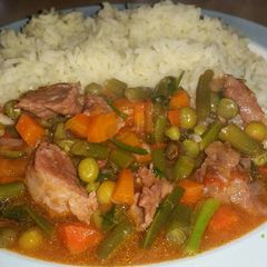 A picture of Boiled rice with stew.