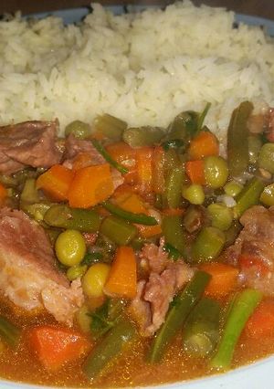 A picture of Boiled rice with stew.