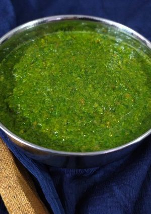 A picture of Green chutney.