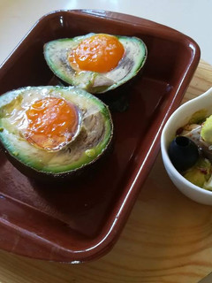 Una foto de Aguacate con huevo al horno