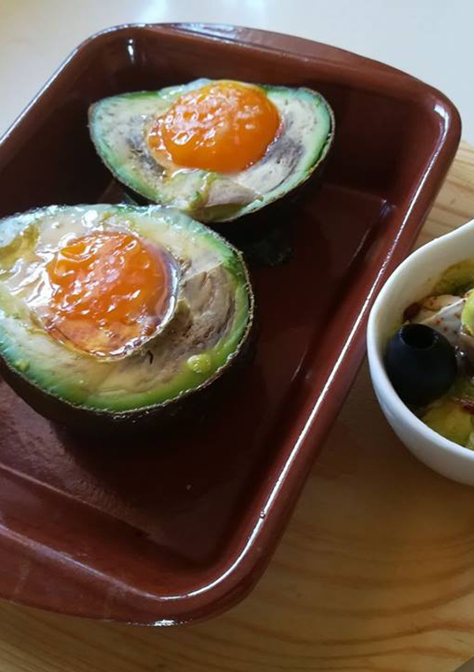 Una foto de Aguacate con huevo al horno