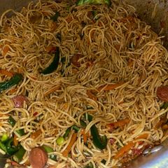 A picture of Stir fried spaghetti.
