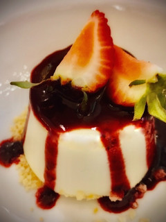 Una foto de Panna cotta de fresas a la pimienta rosa