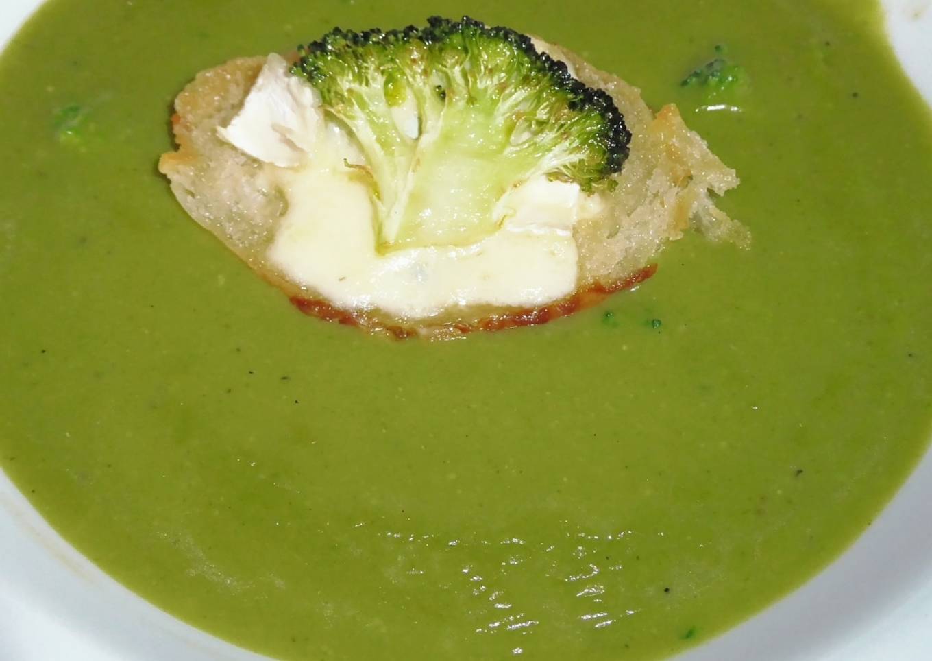 Broccoli, Pea and blue cheese soup