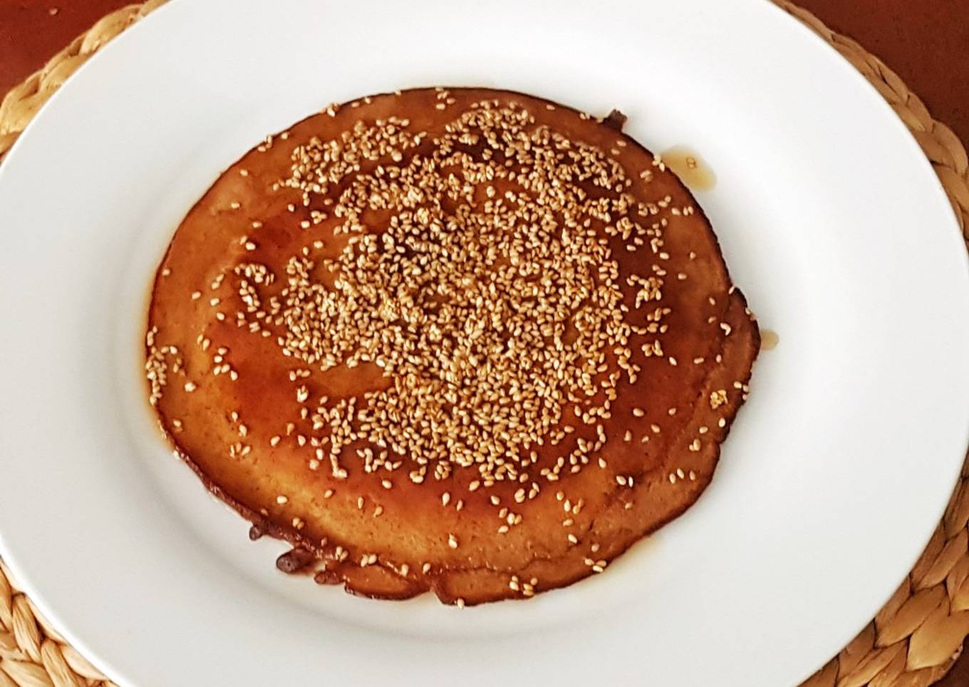 Pancake de Fresones con Sésamo tostado y Miel