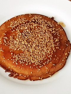Una foto de Pancake de Fresones con Sésamo tostado y Miel