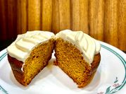 Una foto de muffin de avena y calabaza