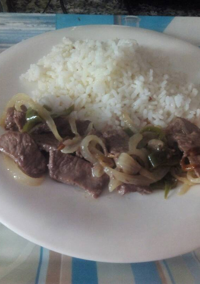 Una foto de Arroz blanco con ternera con verduras a la cerveza