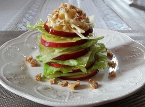 Una foto de Ensalada de manzana y lechuga.🌲