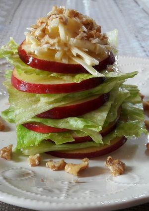 Una foto de Ensalada de manzana y lechuga.🌲