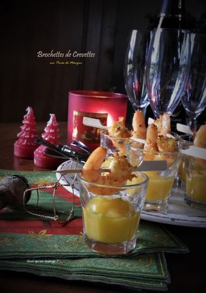 Une photo de Brochettes de crevettes sur purée de mangue