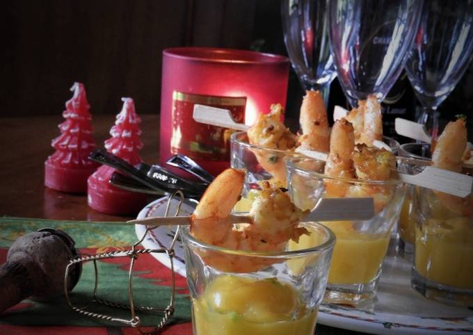 Brochettes de crevettes sur purée de mangue