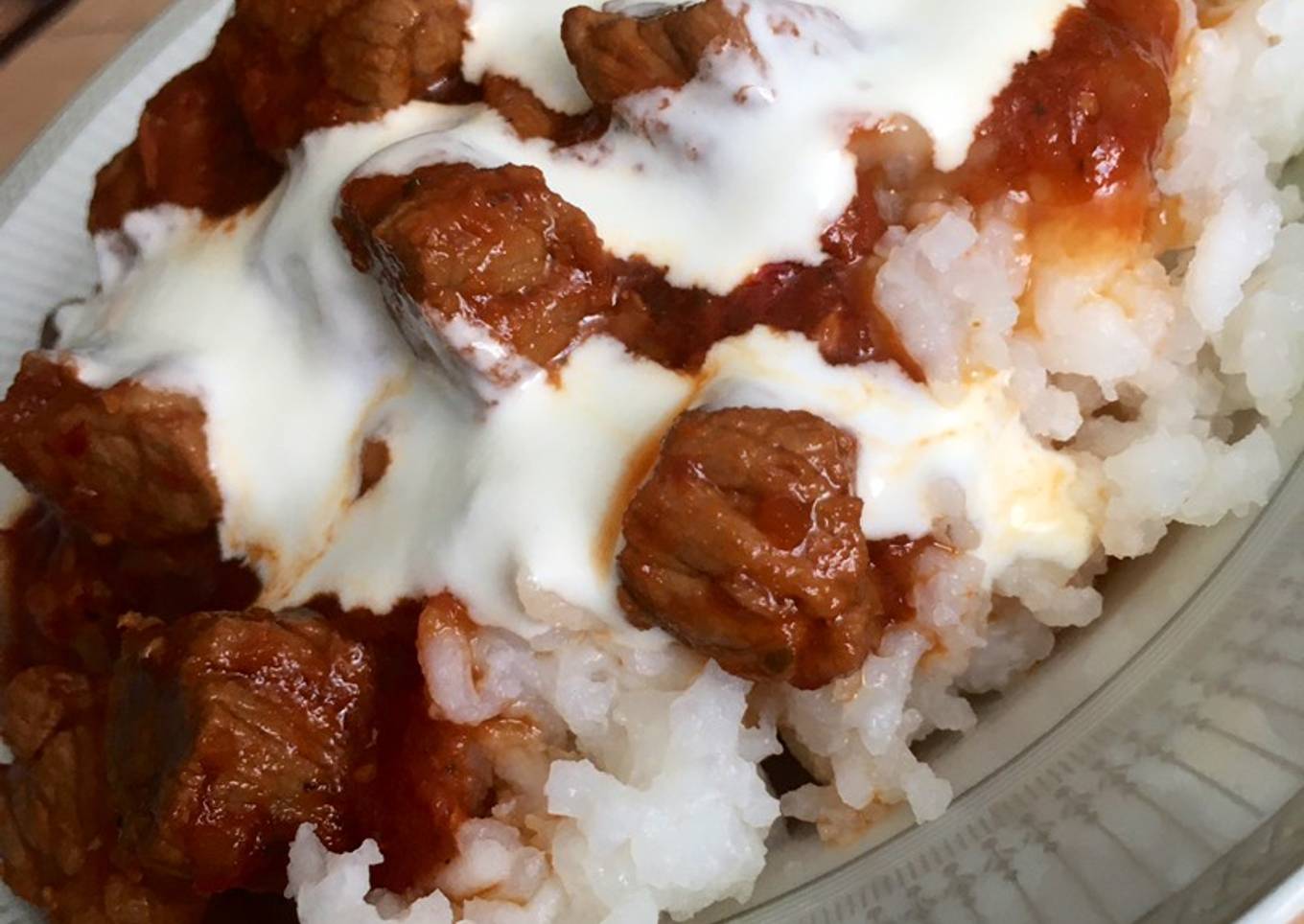 Morisqueta con carne de res en salsa guajillo