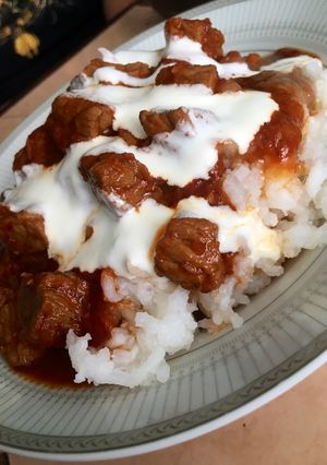 Una foto de Morisqueta con carne de res en salsa guajillo