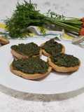 Friselle con pesto di foglie di carote