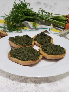 Foto di Friselle con pesto di foglie di carote